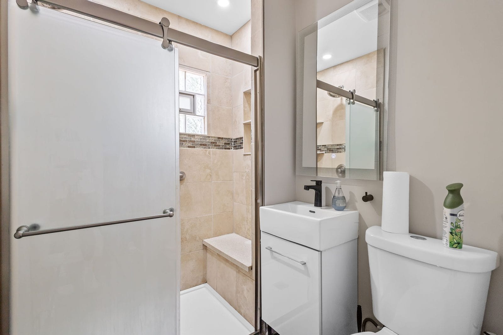 Bathroom with tub and shower, moving to Hammond Indiana
