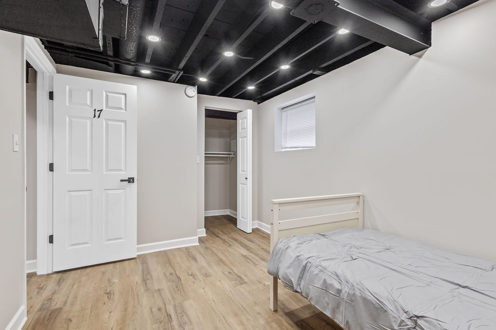 Rooms for Rent β Furnished room for rent in Hammond, IN with bed and dresser