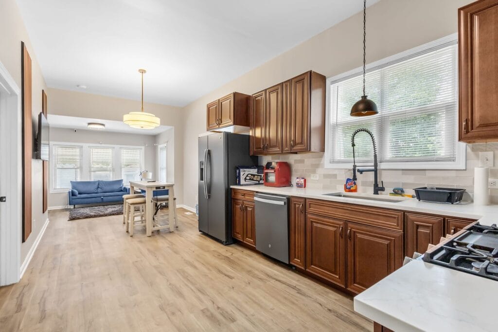 All-inclusive housing in Indiana, open-plan kitchen with utilities included.