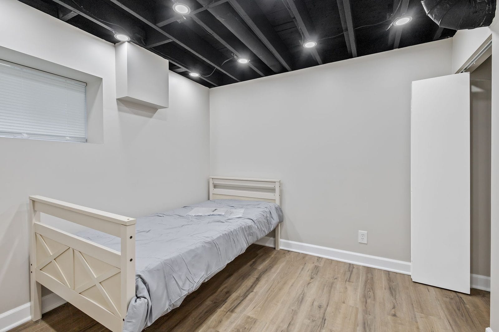 Cheap Housing Options – Affordable furnished bedroom in Hammond, Indiana